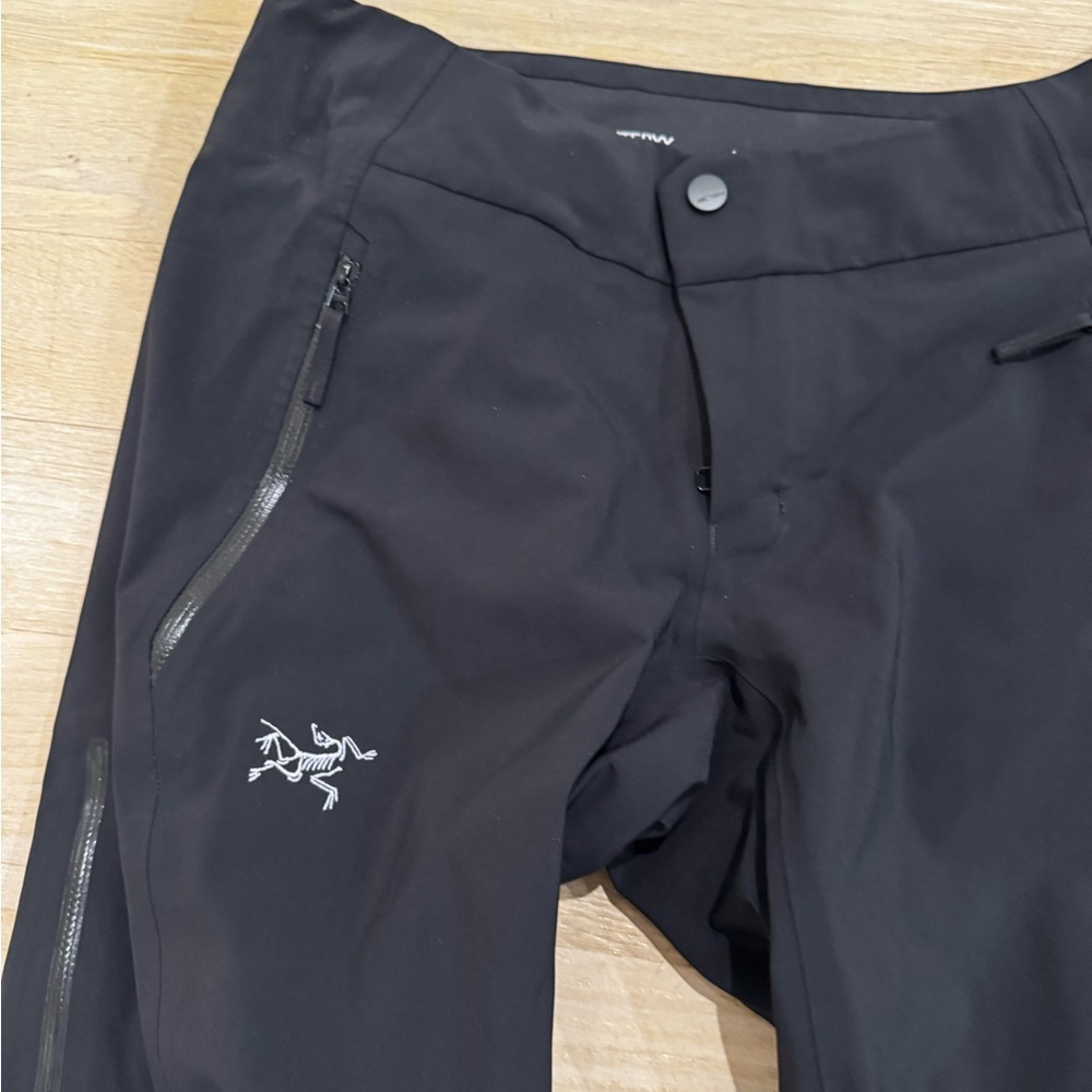Arcteryx BNWT ski pants
Size 4
